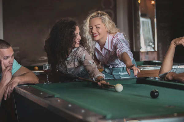 Jovens brincando de snooker — Fotografia de Stock