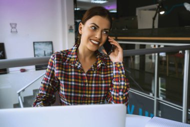 Girişimci kadın her gün modern ofis alanında çalışıyor.