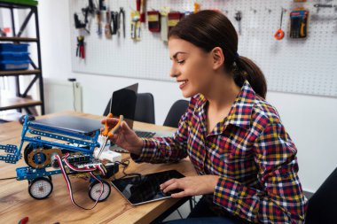 Robot projesinde çalışan genç bir kadın mühendis. Başlangıç açılışı