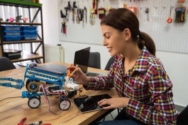Robot projesinde çalışan genç bir kadın mühendis. Başlangıç açılışı