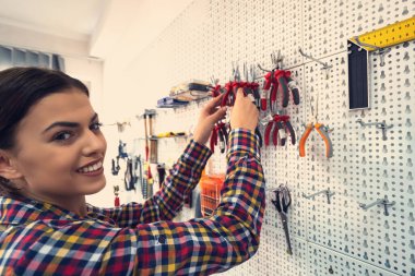 Robot projesinde çalışan genç bir kadın mühendis. Başlangıç açılışı