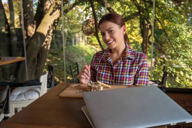 Oturma ve tatlı kafede yemek çekici mutlu genç kadın
