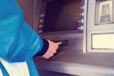 Kız ATM 'den para topluyor - Görüntü