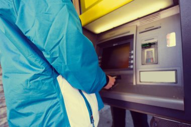 Kız ATM 'den para topluyor - Görüntü