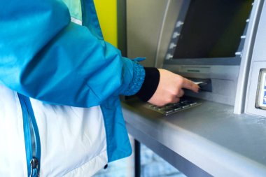 Kız ATM 'den para topluyor - Görüntü