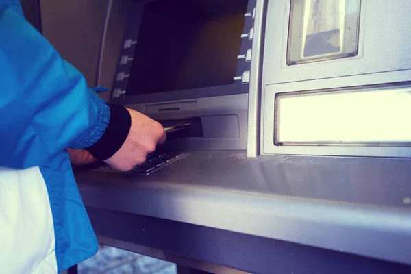 the girl raises money from the ATM - Image