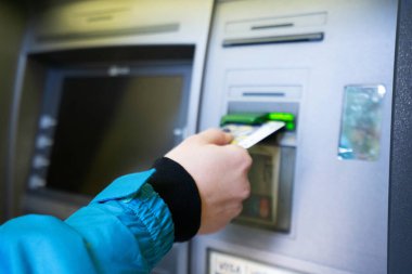 Kız ATM 'den para topluyor - Görüntü