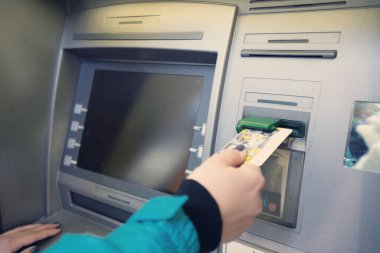 Kız ATM 'den para topluyor - Görüntü