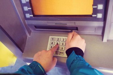 Kız ATM 'den para topluyor - Görüntü