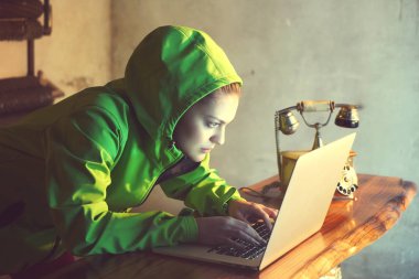 genç kadın hacker 
