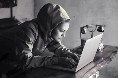 genç kadın hacker 