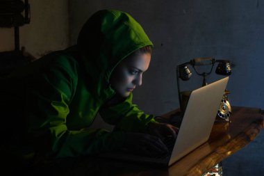 genç kadın hacker 