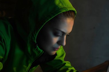 genç kadın hacker 