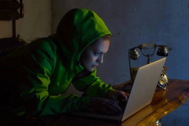 genç kadın hacker 