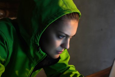 genç kadın hacker