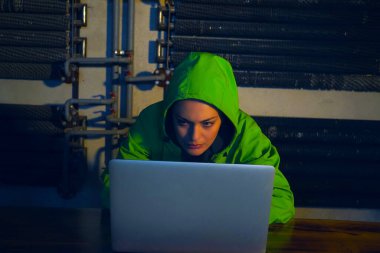 genç kadın hacker 