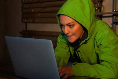 genç kadın hacker 