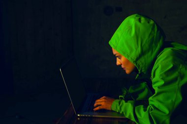 genç kadın hacker