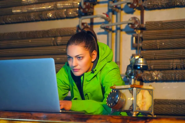 Giovane hacker femminile — Foto Stock