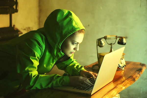 genç kadın hacker 