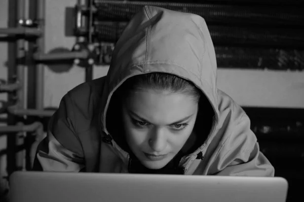 Jovem hacker feminino — Fotografia de Stock