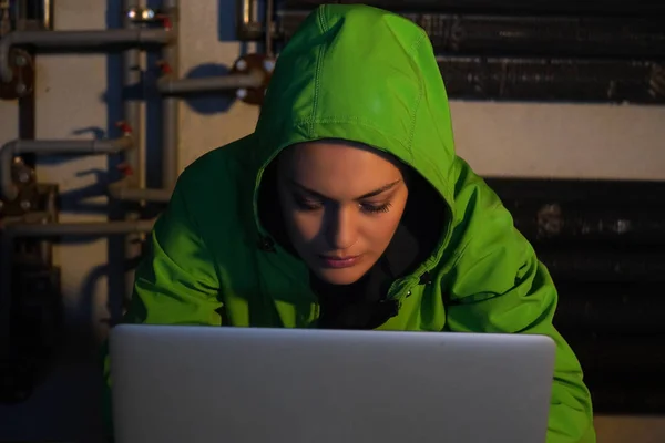 Giovane hacker femminile — Foto Stock