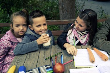 Grup çocuğu ödevini yapıyor. - Görüntü