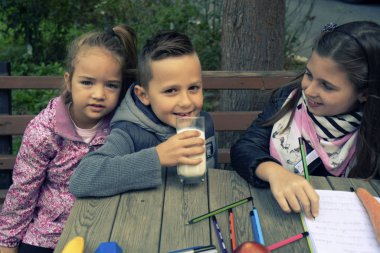 Grup çocuğu ödevini yapıyor. - Görüntü