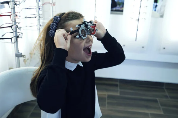 眼科医生用现代设备检查可爱的小女孩-图片 — 图库照片