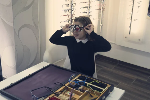 Ophthalmologist examining cute little girl with modern equipment - Image — 스톡 사진