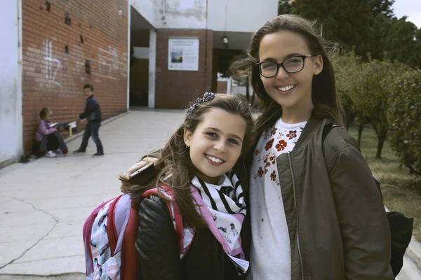 小学校教育、友情、子供時代と人々の概念-バックパックを屋外から歩いて幸せな小学生のグループ-画像 — ストック写真