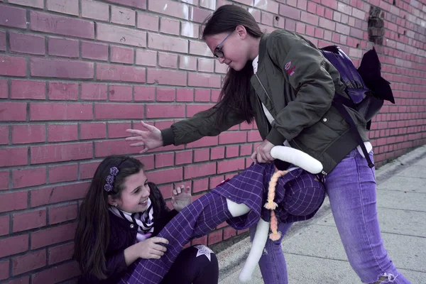 Matones en el patio de la escuela, concepto de esto teniendo lugar después de la escuela, adolescentes agresivos intimidación chico al aire libre. - Imagen — Foto de Stock