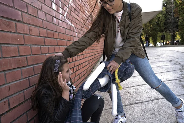 Bullies escola, conceito de isso ocorrendo depois da escola, adolescentes agressivos bullying menino ao ar livre. - Imagem — Fotografia de Stock