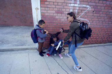 Okul bahçesindeki kabadayılar, bunun okul sonrası konsepti agresif gençlerin açık havada oğlanlara zorbalık etmesi. - Görüntü