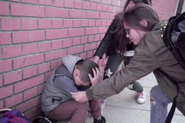 Okul bahçesindeki kabadayılar, bunun okul sonrası konsepti agresif gençlerin açık havada oğlanlara zorbalık etmesi. - Görüntü