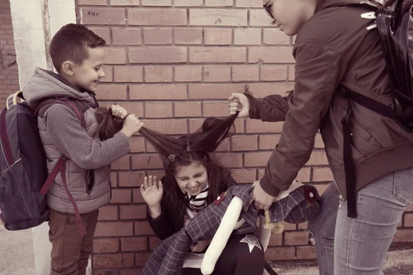 Schulhofschikanen, die nach der Schule stattfinden, aggressive Teenager, die Jungen draußen drangsalieren. - Bild — Stockfoto