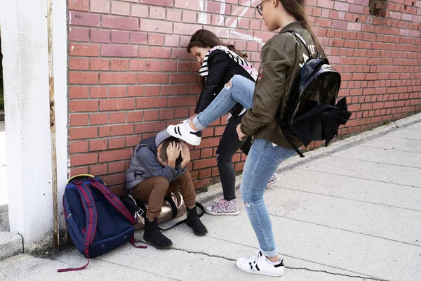 Bullies escola, conceito de isso ocorrendo depois da escola, adolescentes agressivos bullying menino ao ar livre. - Imagem — Fotografia de Stock
