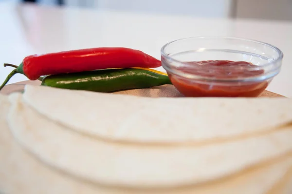 Tortilhas deliciosas na mesa da cozinha — Fotografia de Stock