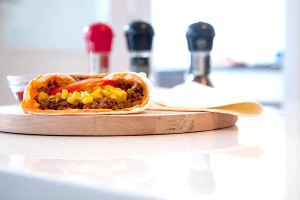 Deliciosas tortillas en la mesa de cocina — Foto de Stock