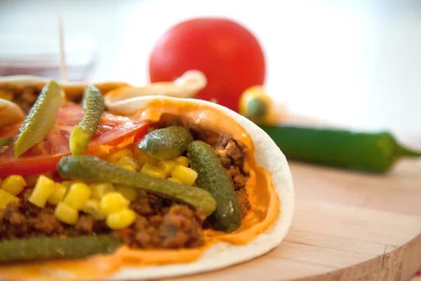 Tortilhas deliciosas na mesa da cozinha — Fotografia de Stock