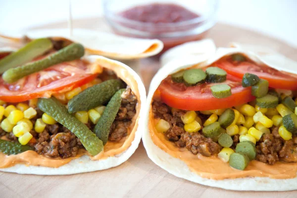 Tortilhas deliciosas na mesa da cozinha — Fotografia de Stock