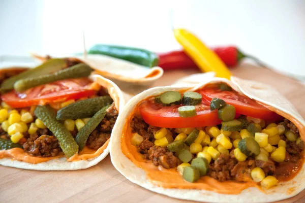 Tortilhas deliciosas na mesa da cozinha — Fotografia de Stock