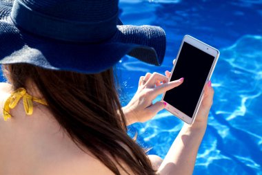 bilardoda tablet kullanan kadın