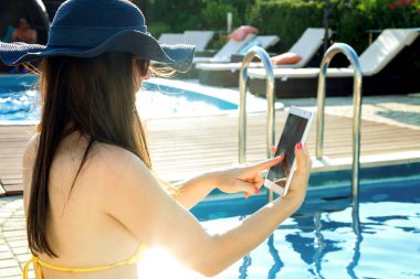 bilardoda tablet kullanan kadın