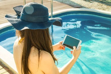 bilardoda tablet kullanan kadın