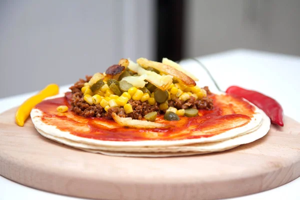 Tortilhas deliciosas na mesa da cozinha — Fotografia de Stock