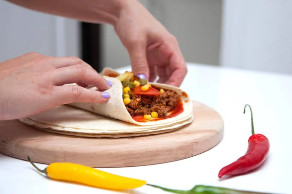 Tortilhas deliciosas na mesa da cozinha — Fotografia de Stock