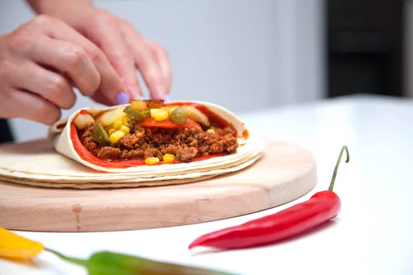 Tortilhas deliciosas na mesa da cozinha — Fotografia de Stock