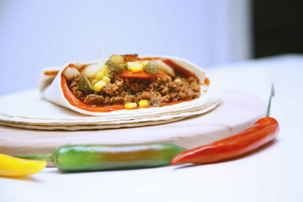 Tortilhas deliciosas na mesa da cozinha — Fotografia de Stock