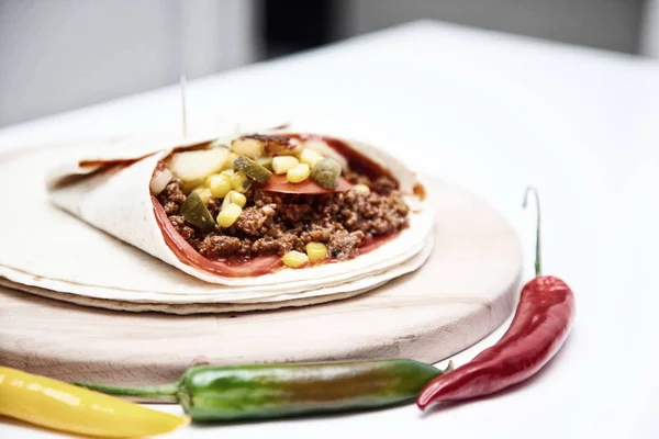 Tortilhas deliciosas na mesa da cozinha — Fotografia de Stock